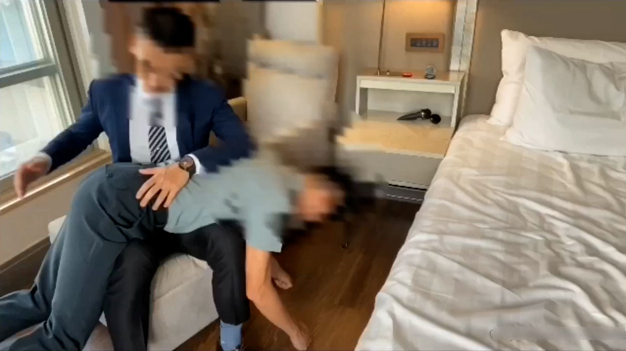 儿子没考好被正装爸爸强上[850M]