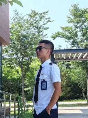 巨帅空乘腹肌小哥[185M]